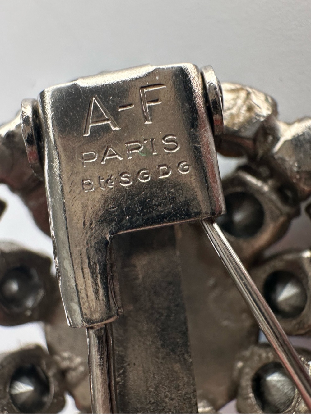 A-F Paris Btè SGDG Vintage from 1930’s Glass and rinestones Brooch/Fur clip - Picture 11 of 14